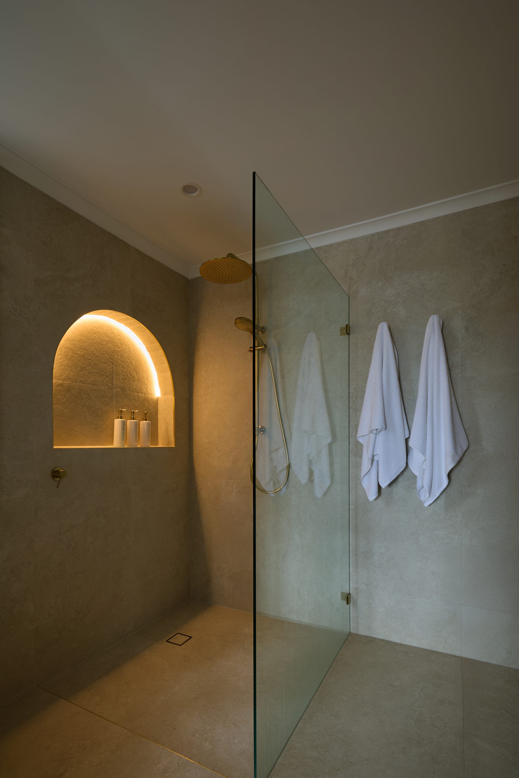 Curved Bathroom Designs: How to Use Arches and Organic Shapes in Your Renovation